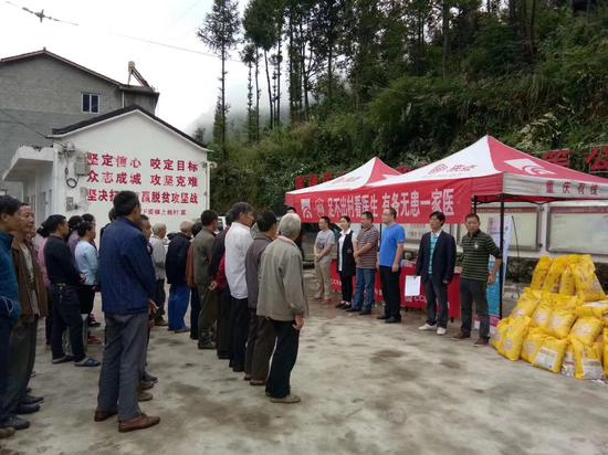 下栈村村民正在排队等待“一家医”健康终端远程问诊