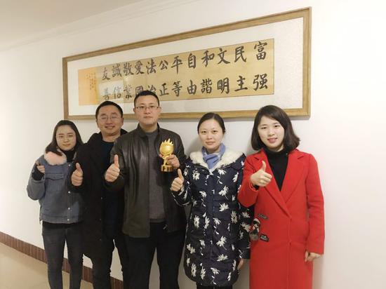 图为丰都县委宣传部代表领奖合影
