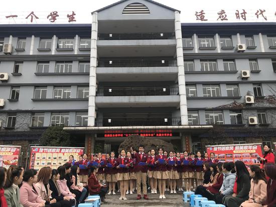 学生一起朗诵诗歌