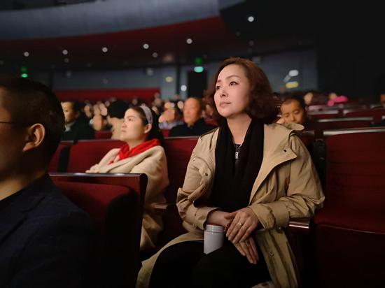 谭小红老师认真观看学员演出