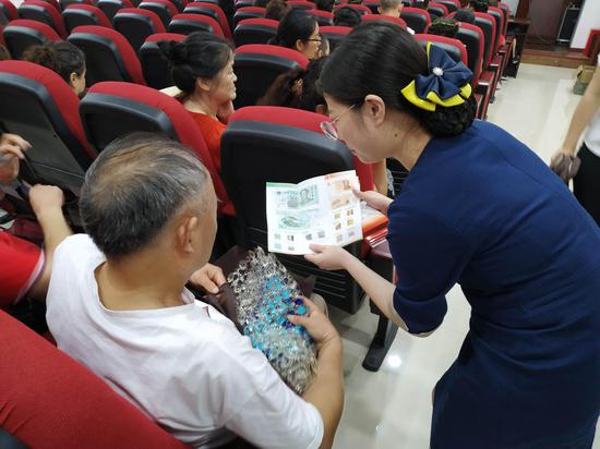 图为恒丰银行重庆两江支行员工为社区居民讲解金融知识