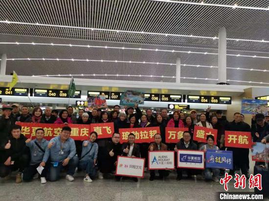 20日,华夏航空开通重庆直飞老挝琅勃拉邦航线。极速分分彩技巧龙虎和该航线也是重庆首条直飞老挝航线。图为首航现场。 华夏航空供图