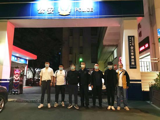 民警将犯罪嫌疑人抓捕归案。新华网发 重庆警方供图