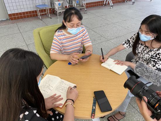 鲤鱼池小学副校长郑丽接受媒体采访