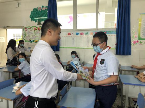 分发近视防控资料