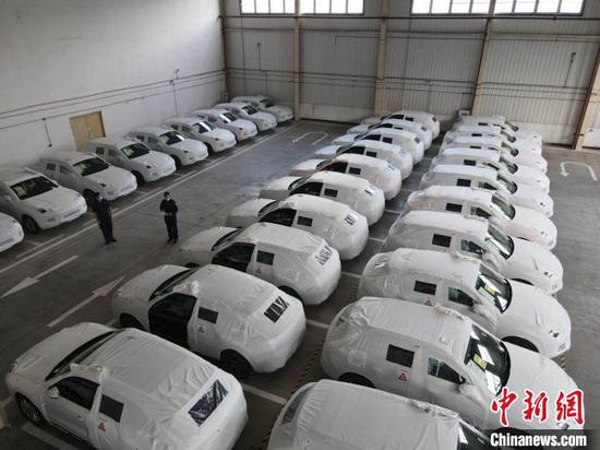 图为内陆首批进口保税大贸整车。 邹乐 摄