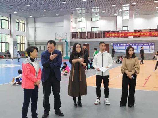 重庆高新区政务服务和社会事务中心刘庆江主任与小球系杨晓静主任介绍区内对羽毛球项目在校园开展活动的大力支持,与王一副校长交流三级联动训练机制