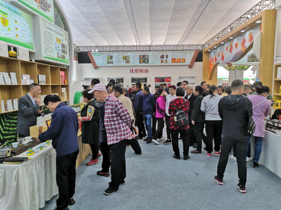 巴中市优质农产品展示展销会现场人头攒动