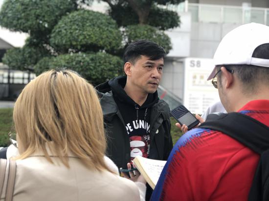 男子花剑世界冠军叶冲正在接受采访。重庆国博中心供图