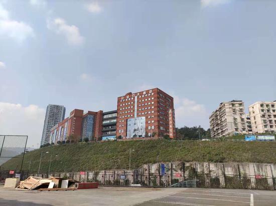 现场打探网络爆红的重庆“楼顶驾校” 训练场地开阔