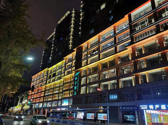 李子坝列车穿楼夜景再升级 炫酷列车追着光跑[组图]