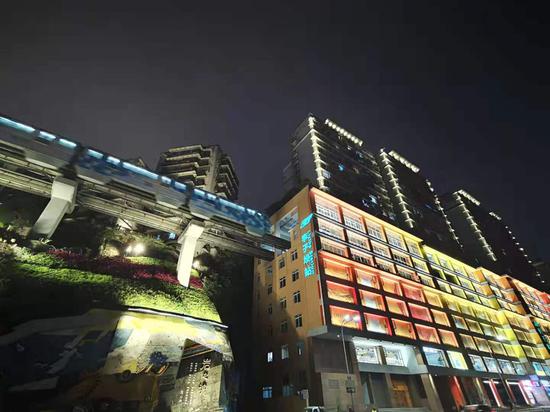 李子坝列车穿楼夜景再升级 炫酷列车追着光跑[组图]