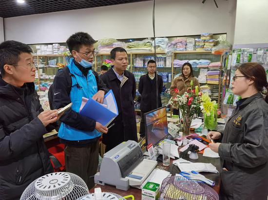 (图为重庆移动奉节分公司带领帮扶肖威开展销售)