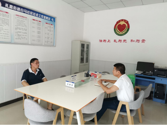 居民在公共法律服务室接受法律咨询