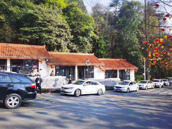 自驾车游客有序进入缙云山