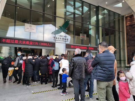 游客有序排队参观自然博物馆