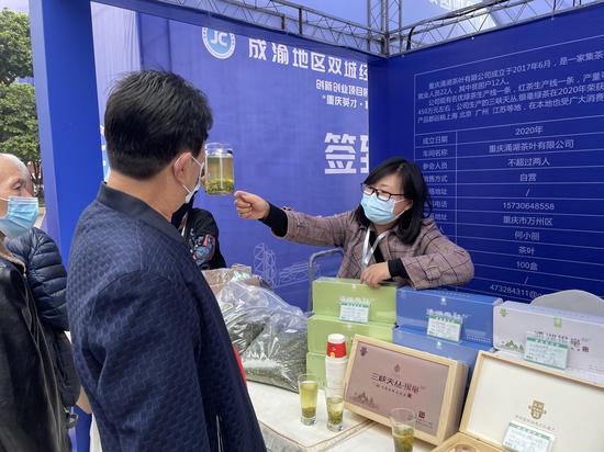 活动现场 参展商家为市民讲解产品