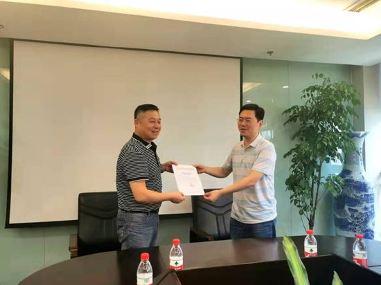 两江新区市场监管局为“啄师傅众创联盟”颁发集群备案通知书