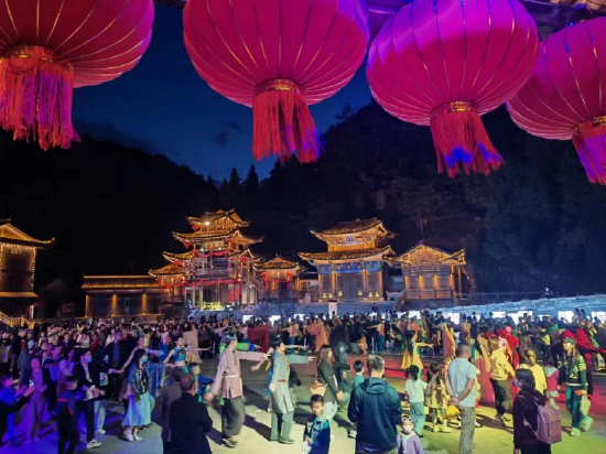 酉阳桃花源、酉州古城(酉阳旅投供图)