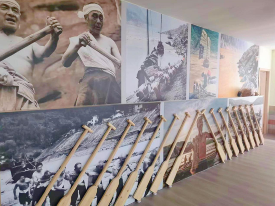 人和小学《川江号子》展厅,船桨展示区。蔺承新摄