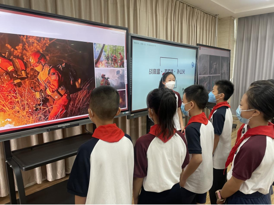 行远小学开展思政大课之《图片展·战高温·抗疫情·扑山火》。 周舒曼 摄