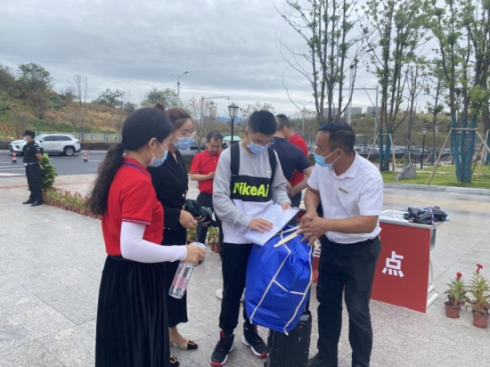 老师们正在引导学生完成报到流程。(严乙力 摄)