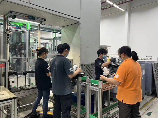 华域大陆员工正抓紧协作。(华域大陆供图)