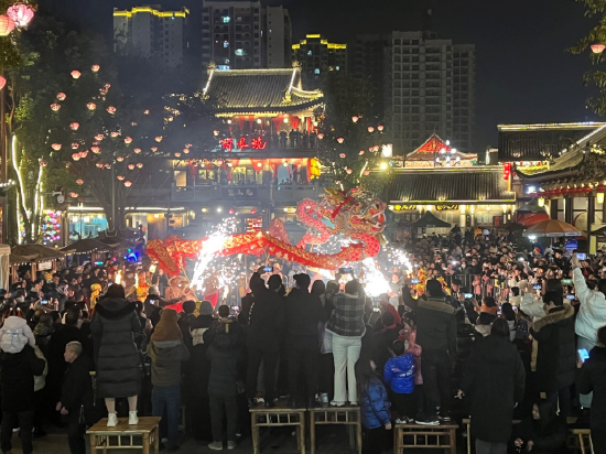 热闹的民俗文化活动现场