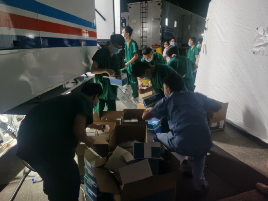两江新区医疗队员连夜组织设备搭建和物资准备。