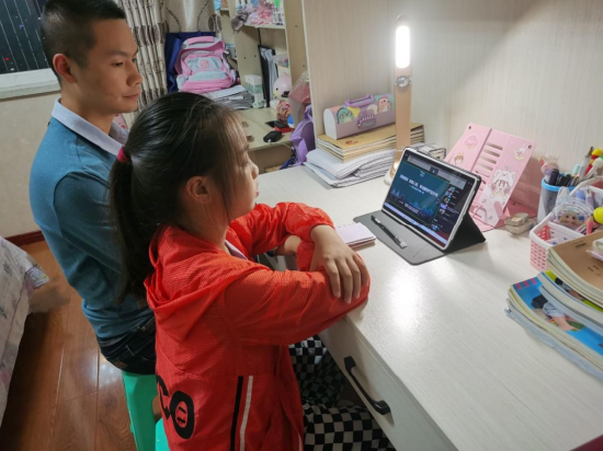 家长和孩子共上“开学第一课”。 学校供图
