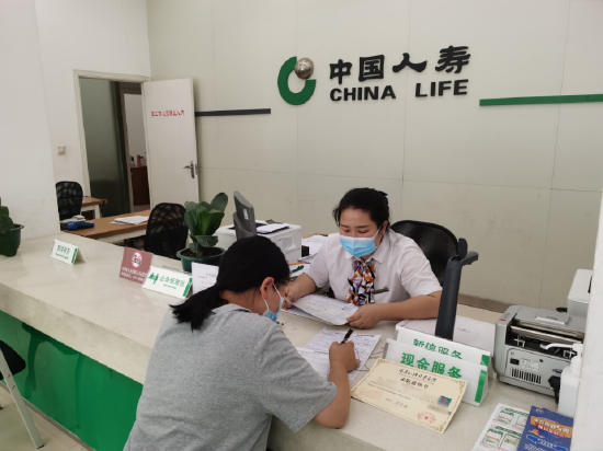 中国人寿为重庆黔江区大学新生办理“民政惠民济困保”升学补助金