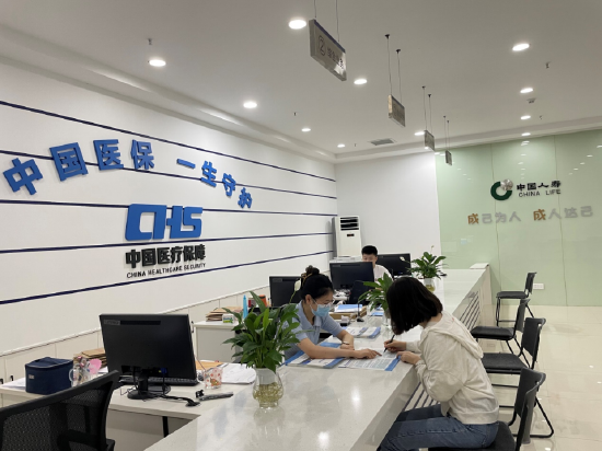 在重庆璧山区长期护理保险服务大厅,工作人员为市民办理长护险失能评估申请