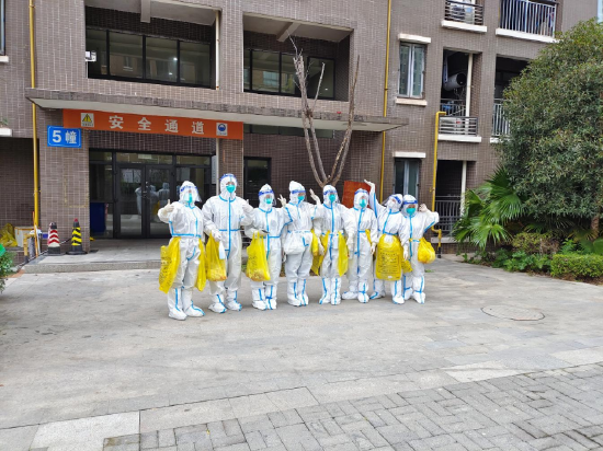 11月14日,大同社工到封闭管理楼栋上门为居民做核酸检测