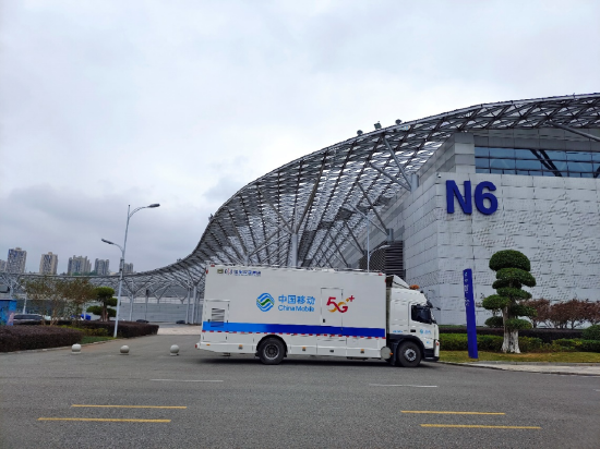 (图为重庆移动网络建设维护人员在国博中心悦来方舱医院开展网络测试)