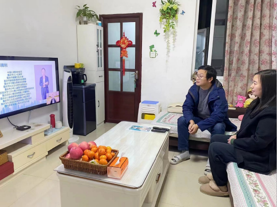 家长聆听线上培训讲座。