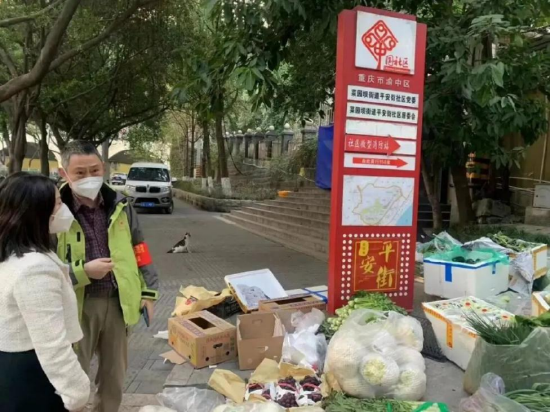 ▲区委组织部凤丽(左)