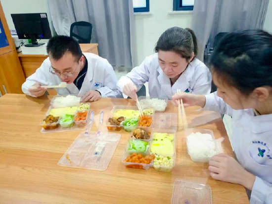 呼吸与危急重医学科二病区值班医护的年夜饭