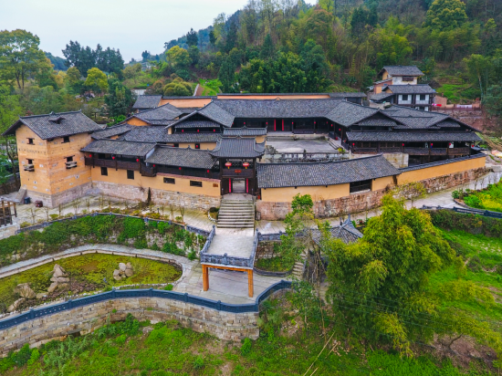 (覃家大院——郑彬)