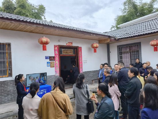 图:中国广电重庆公司与荣昌区万灵镇政府携手建设“万灵三美小院”