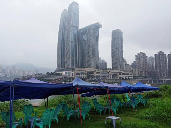 重庆突降暴雨 “渝尔代夫”空无一人