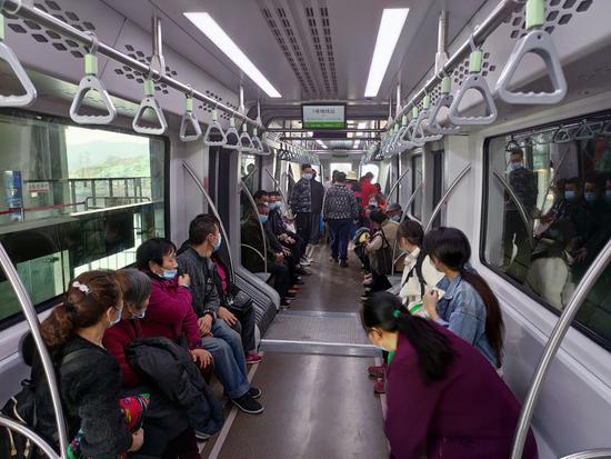 太火！重庆市民排长队免费试乘璧山云巴
