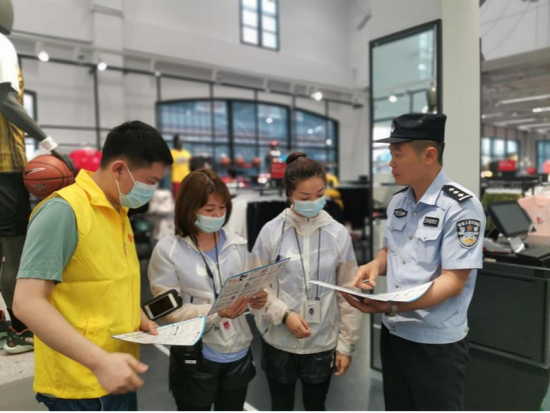 (重庆移动志愿者联合公安机关面向市民开展防电信诈骗的宣传)