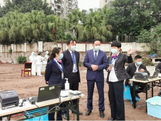 两江二院疫情防控领导小组在现场紧急部署工作