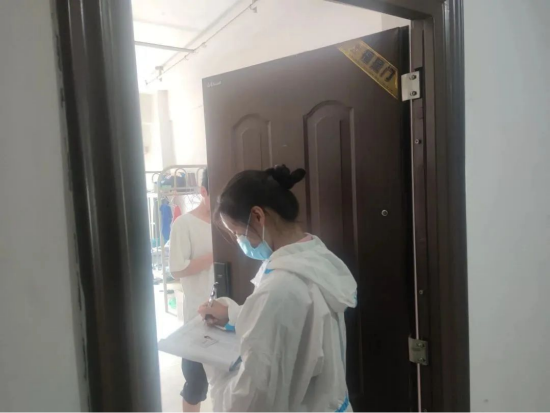 陈晓雪逐个房间核对漏检居民。(来源:渝高物业)