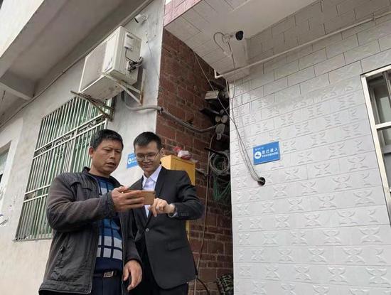 (灵泉村村民正在通过“移动看家”平台查看自家摄像头安防监控画面)