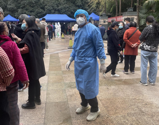 孙军在黄家码头社区维持核酸检测秩序