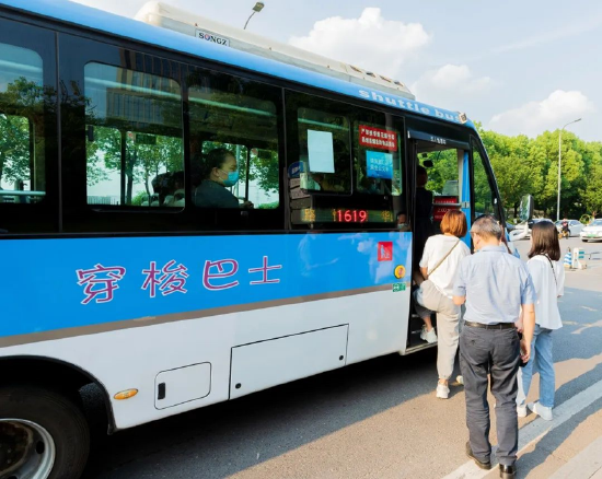 乘客有序上车。(两江产业集团供图)