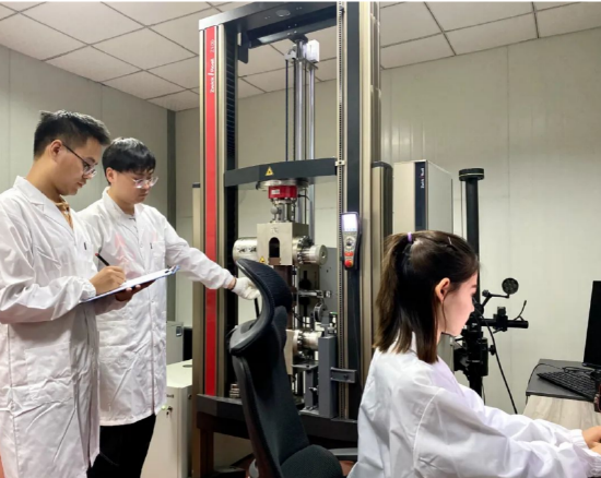 北京理工大学重庆创新中心新材料技术实验室在为MatFavor采集实验数据。(来源:两江协同创新区)