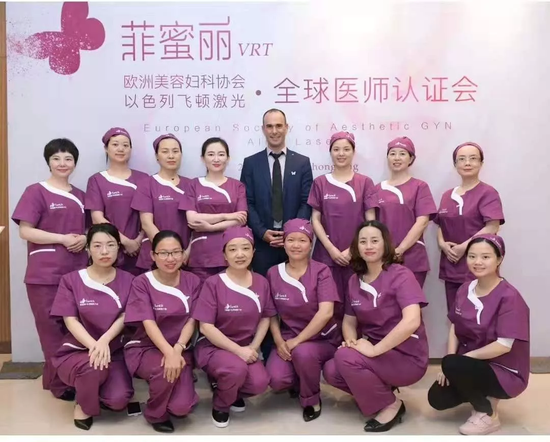 参与考核的医师与国外专家合影