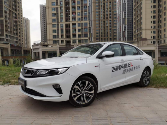在网红城市里试驾2018款吉利帝豪GL